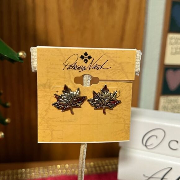 NWT Patricia Nash Gold Leaf Stud  Earrings #PNER - Picture 2 of 7